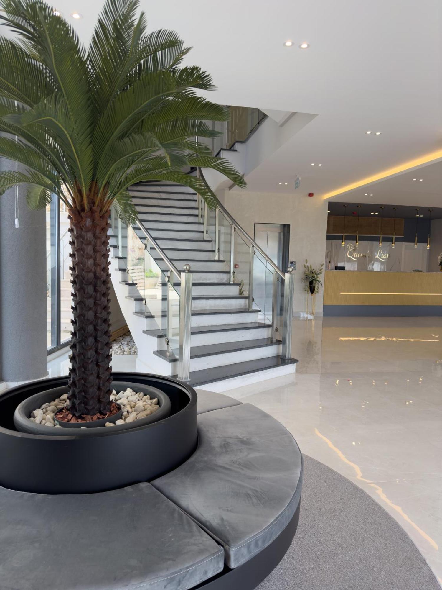 The Queen'S Lion Premium Hotel ซารานเดอ ภายนอก รูปภาพ