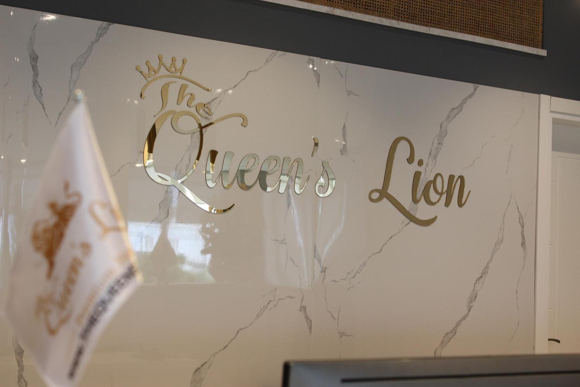 The Queen'S Lion Premium Hotel ซารานเดอ ภายนอก รูปภาพ
