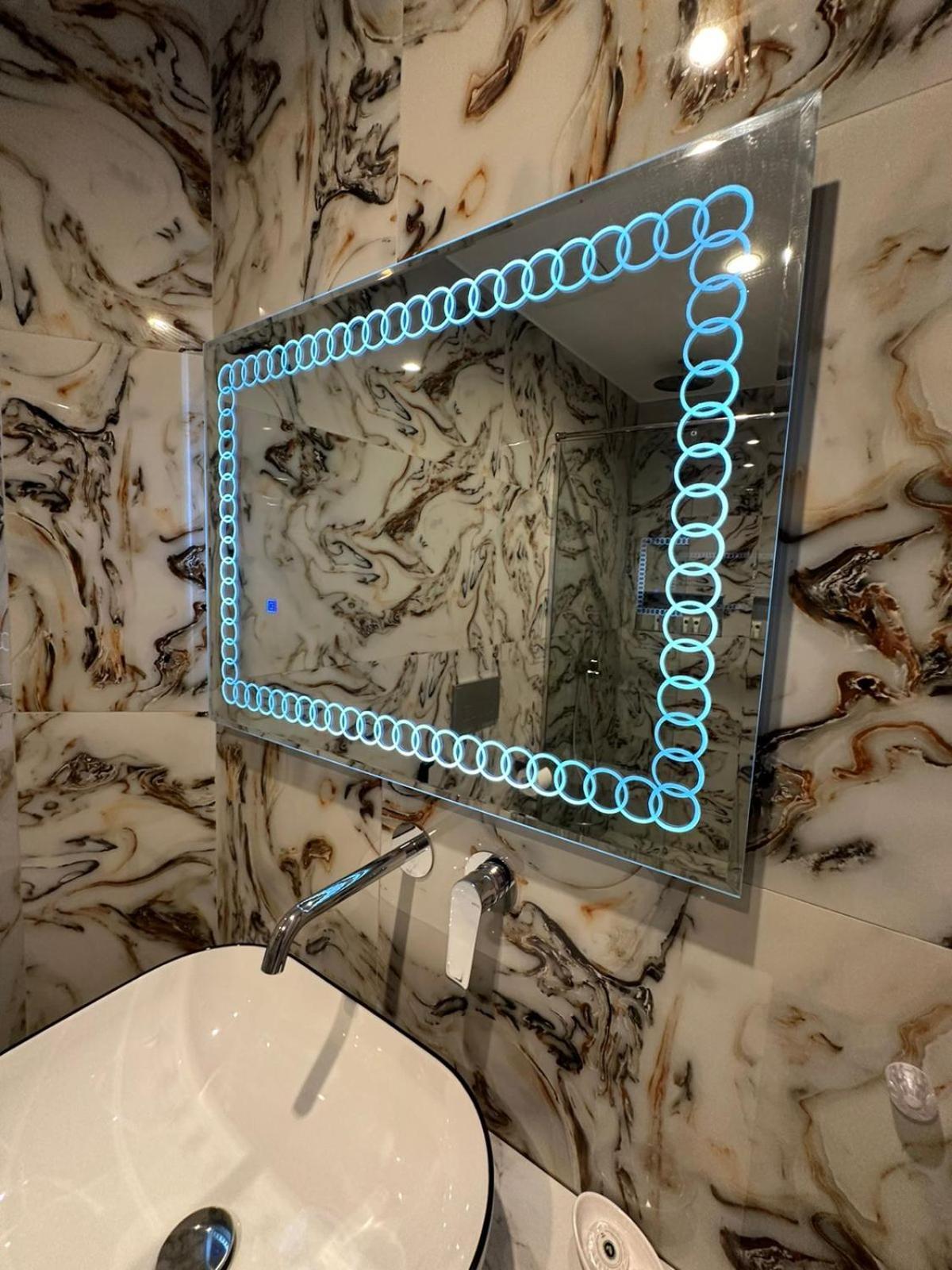 The Queen'S Lion Premium Hotel ซารานเดอ ภายนอก รูปภาพ
