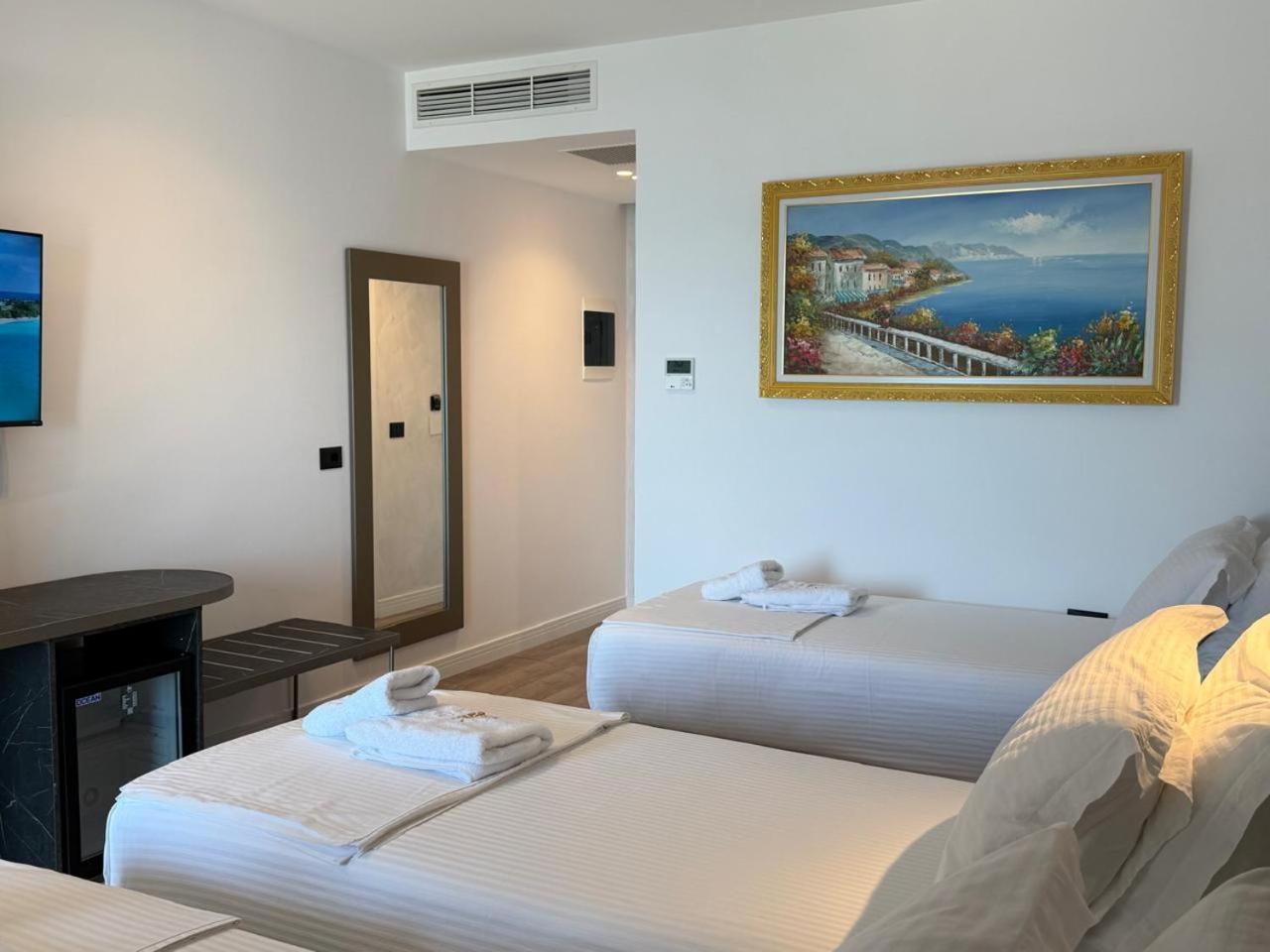 The Queen'S Lion Premium Hotel ซารานเดอ ภายนอก รูปภาพ