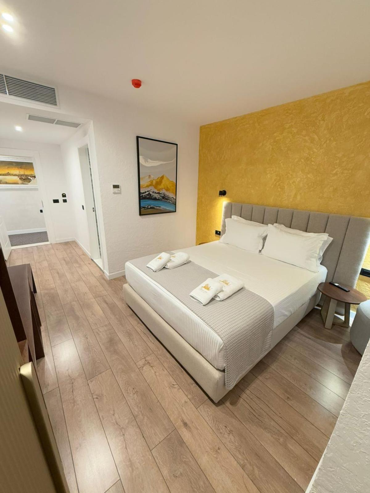 The Queen'S Lion Premium Hotel ซารานเดอ ภายนอก รูปภาพ
