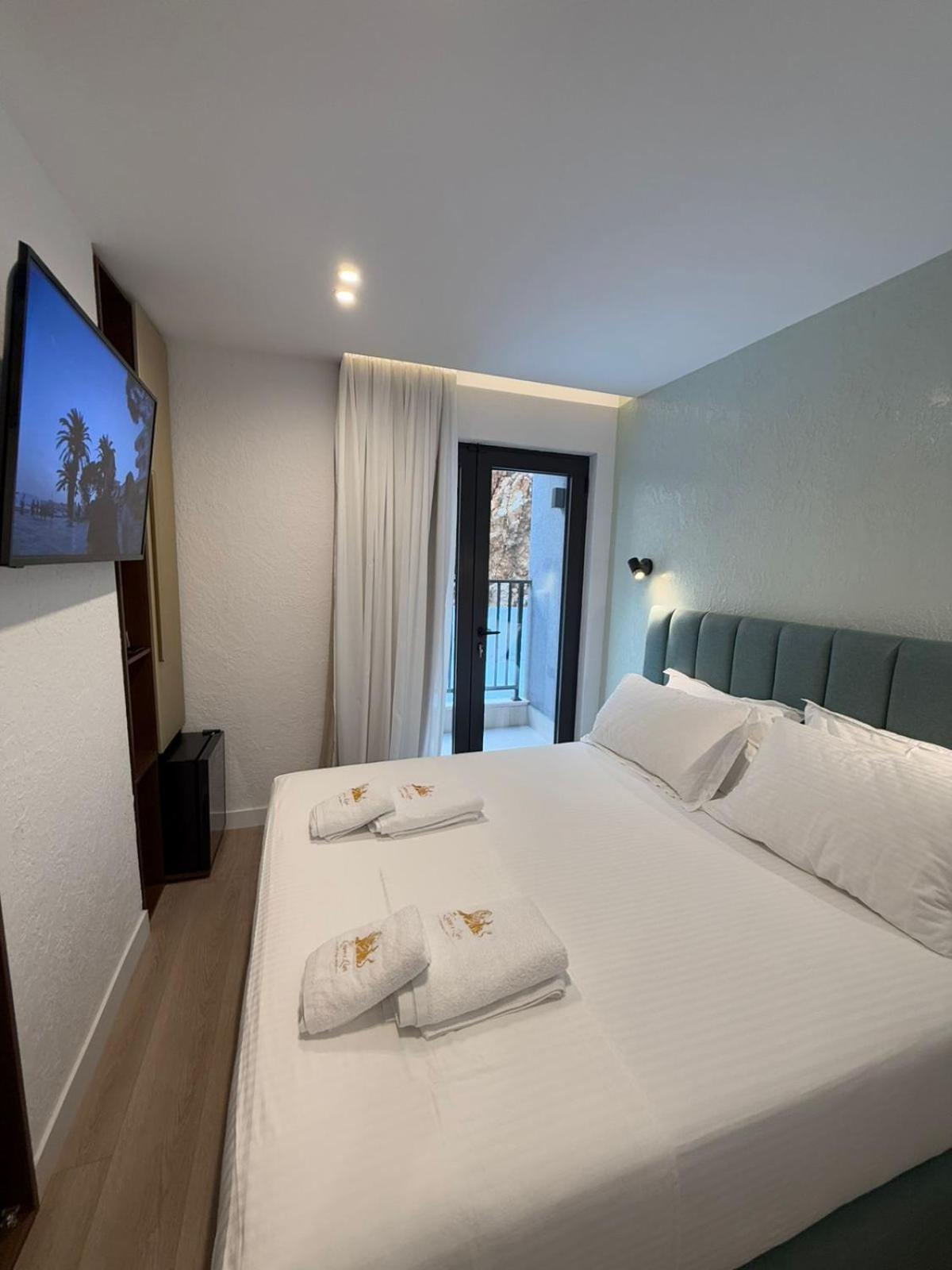 The Queen'S Lion Premium Hotel ซารานเดอ ภายนอก รูปภาพ