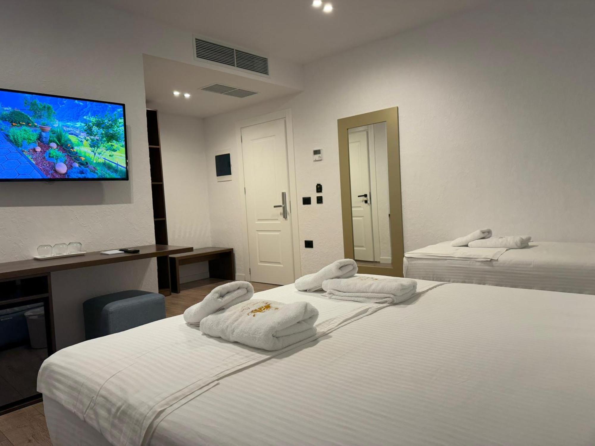 The Queen'S Lion Premium Hotel ซารานเดอ ภายนอก รูปภาพ