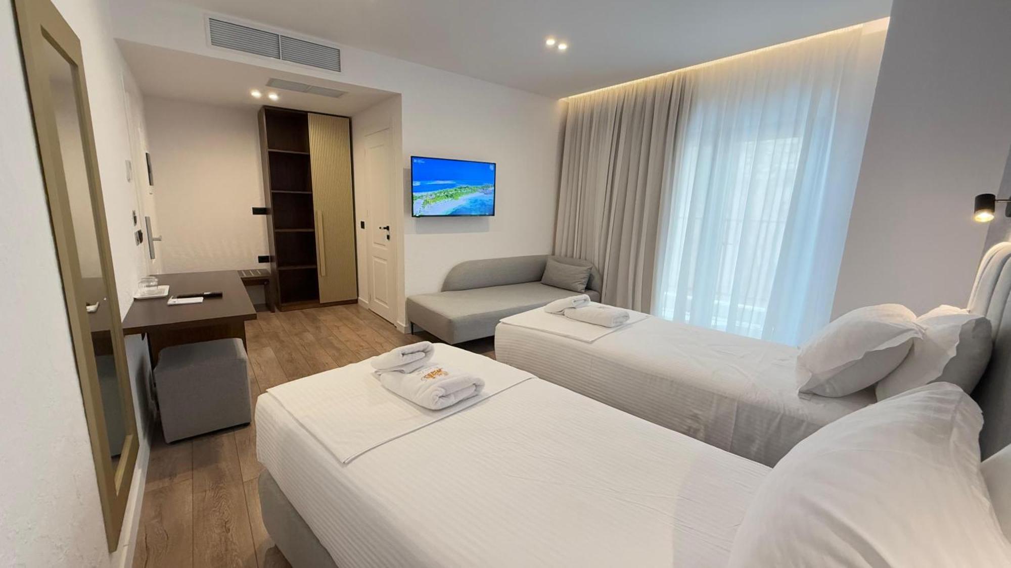 The Queen'S Lion Premium Hotel ซารานเดอ ภายนอก รูปภาพ