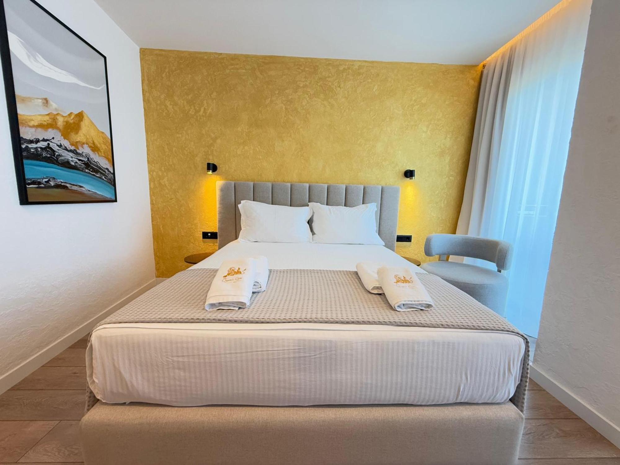 The Queen'S Lion Premium Hotel ซารานเดอ ภายนอก รูปภาพ