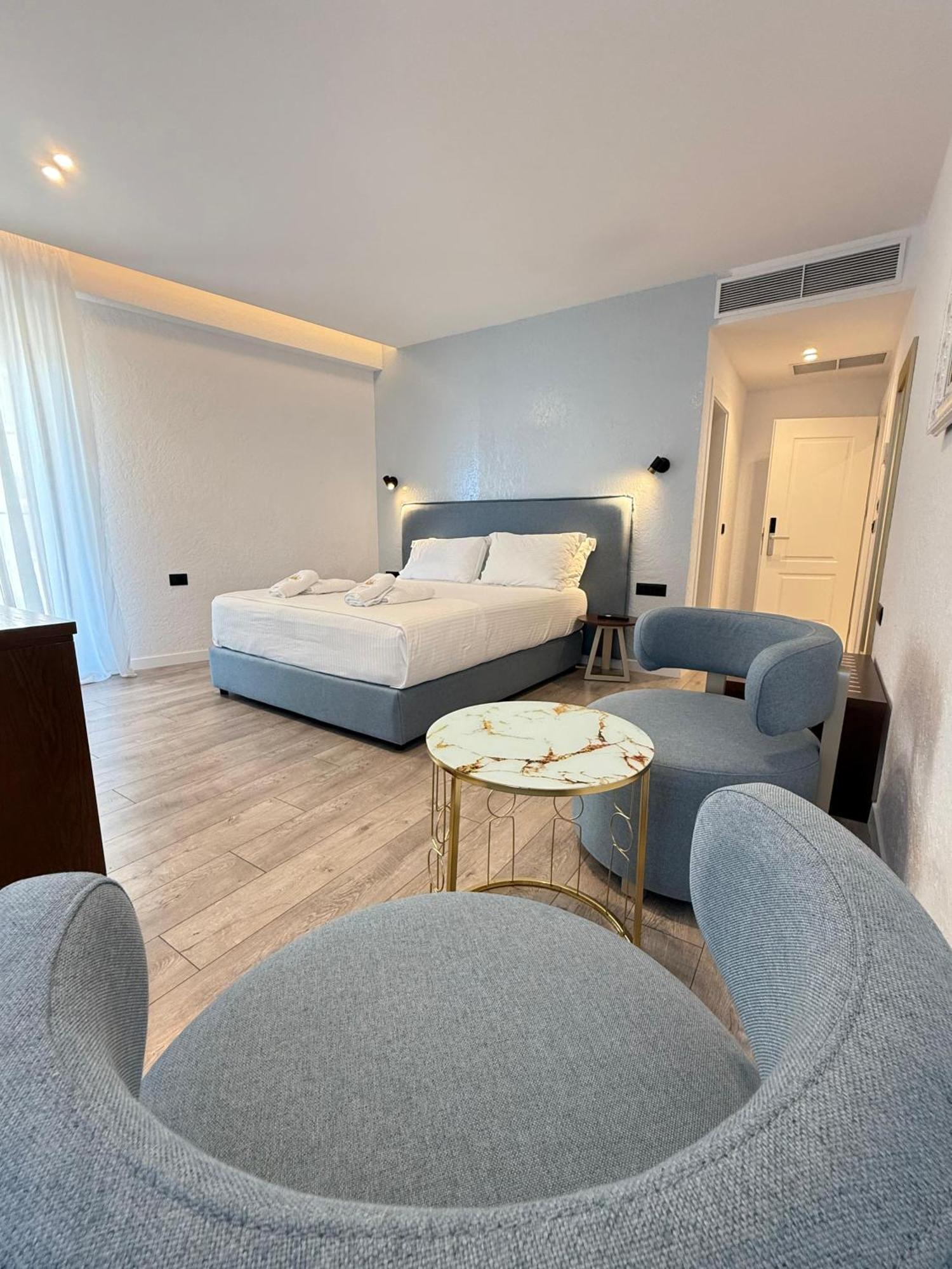 The Queen'S Lion Premium Hotel ซารานเดอ ภายนอก รูปภาพ